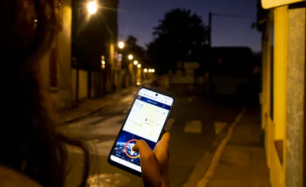 Personne allumant une rue avec un dispositif de type «&thinsp;J’allume ma rue&thinsp;»