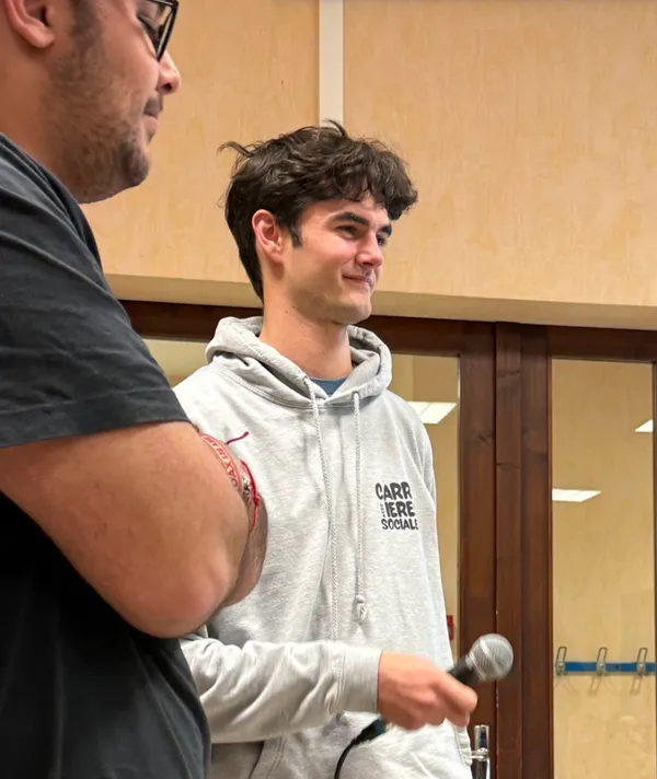 Un jeune avec un micro